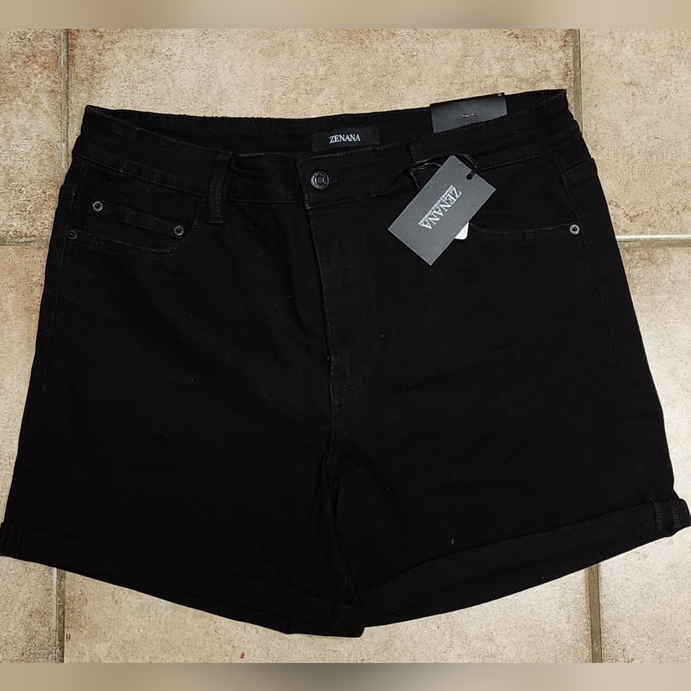 ZENANA Women's Juniors Plus Size Shorts. NWT